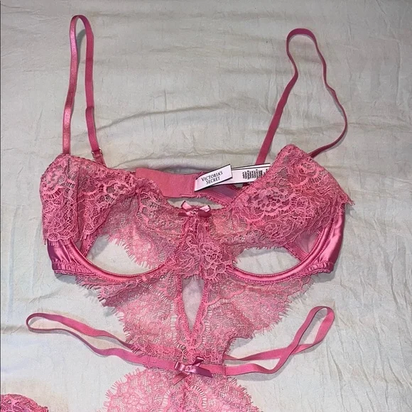 Victoria's Secret Pink Teddy Lace Bra with Scalloped Edges Size Medium - Picture 4 of 7